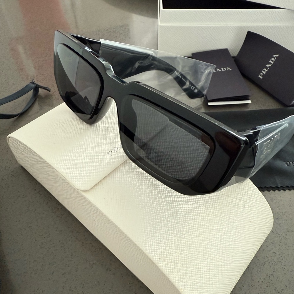 Like new - black prada sunglasses
